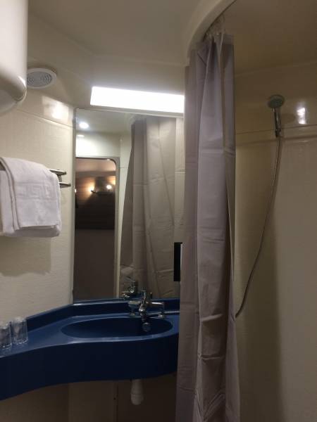 Salle de bain privative dans une chambre double au GOOD HOTEL à Marseille