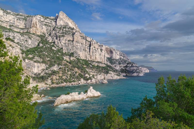 Paysage des Calanques de Marseille avec eaux turquoise